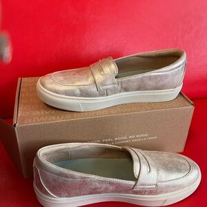 GUC Dr Scholls Lt gold moccasin.